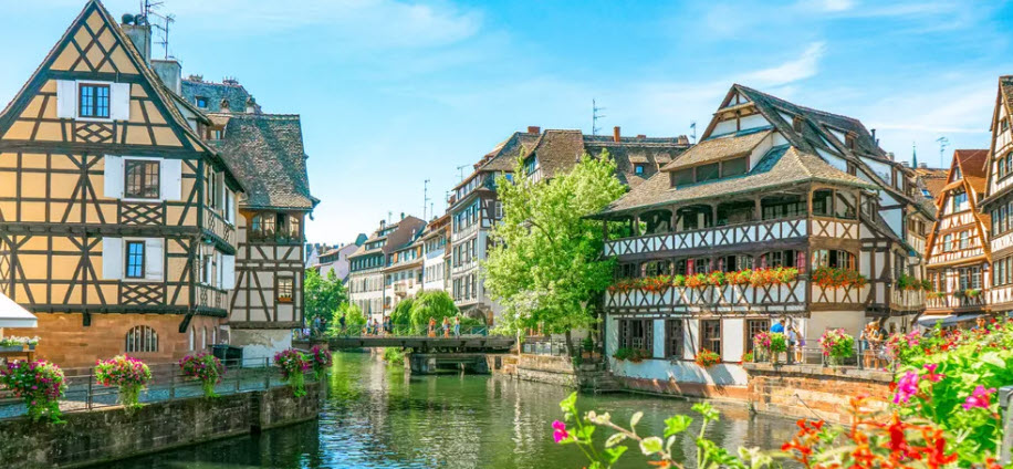 A river runs through the middle of a city.